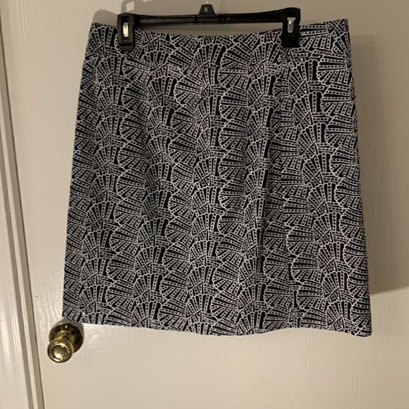 Worth black/white embroidered button down skirt Size 8 - Picture 3 of 5